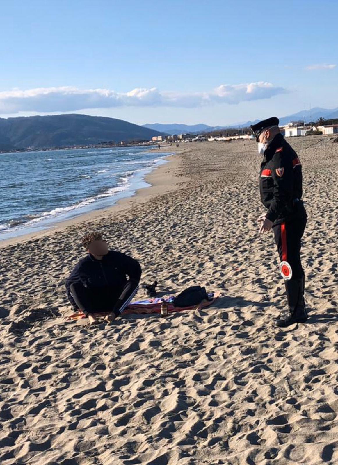 Coronavirus, i “furbetti” beccati in spiaggia a prendere il sole dai Carabinieri di Massa Carrara: uno spezzino naturista trovato nudo
