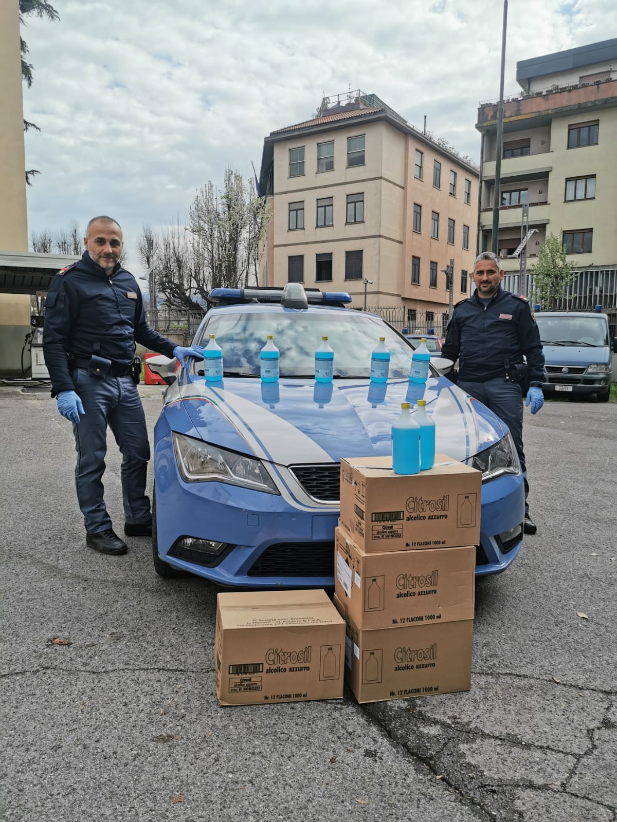 Coronavirus, disinfettanti donati dalla Fondazione Fiorenzo Fratini alle volanti di Viareggio, Forte dei Marmi e Lucca