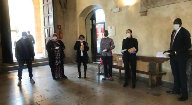 Coronavirus, la comunità senegalese dona al Comune di Pisa mascherine, guanti e gel igienizzante