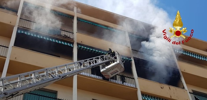 Incendio al 5°piano di un palazzo a Livorno, salvati in 7