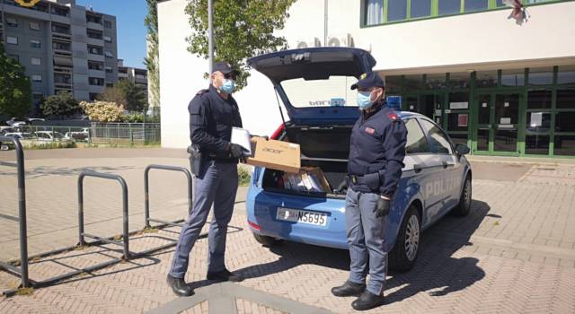 La Polizia di Stato consegna notebook porta a porta agli studenti sprovvisti