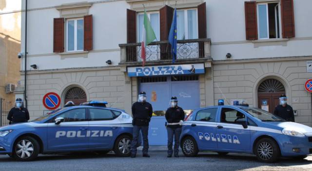Polizia Pisa, padre di una ragazza paga la merce che la figlia aveva tentato di rubare