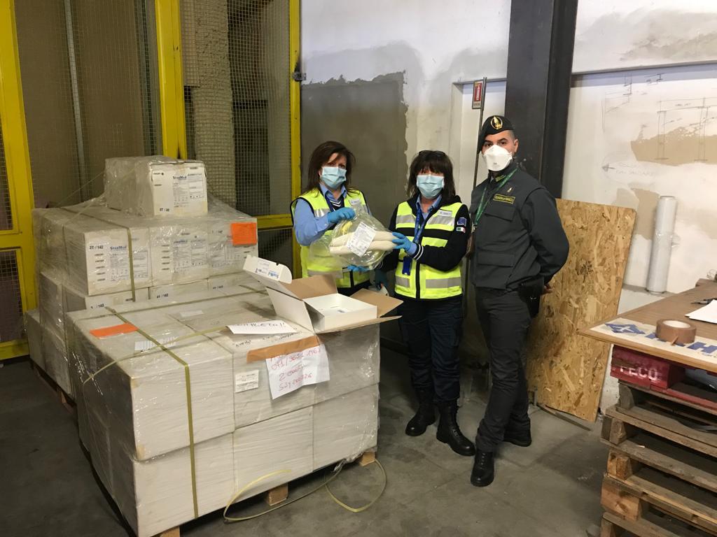 Sdoganati a Firenze 195mila kit di reagenti per diagnosi Covid 19, 232 caschi respiratori, 18mila camici e altro materiale sanitario