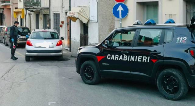 Vede i Carabinieri e lancia la droga dal finestrino, arrestato