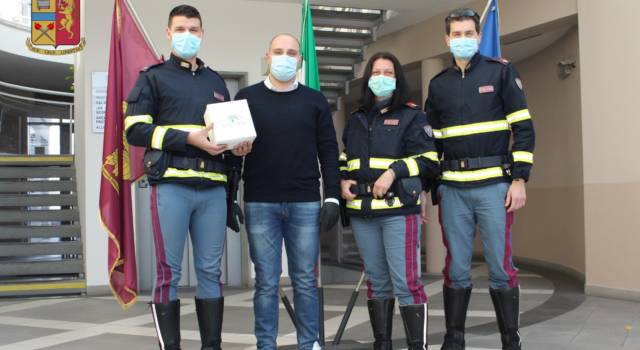 La Farmacia “Biagi” di S. Leonardo in Treponzio dona mascherine e gel disinfettante alla Polizia Stradale