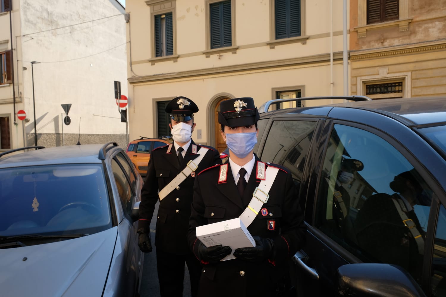 I Carabinieri consegnano a domicilio i tablet per le lezioni a distanza agli studenti dell’Istituto Comprensivo di Galluzzo