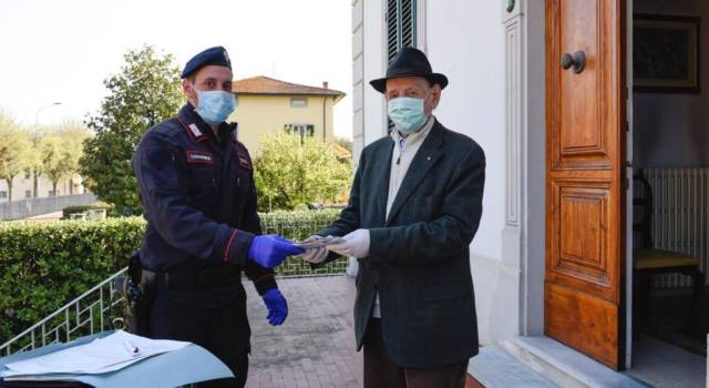 Covid -19: i Carabinieri di Lucca consegnano la pensione a un 92enne