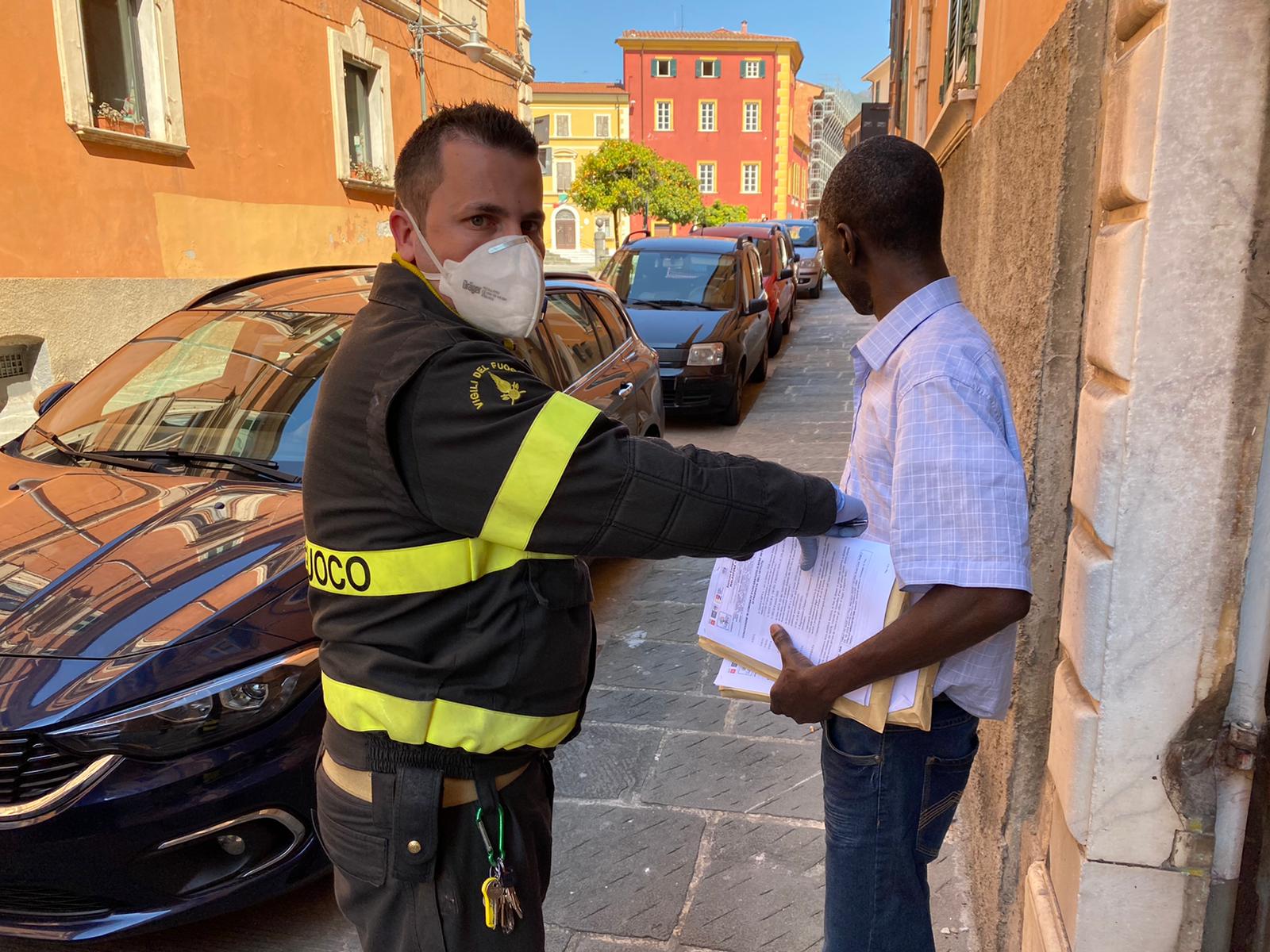 I pompieri di Massa Carrara consegnano i tablet agli studenti per continuare a studiare durante l’emergenza Covid