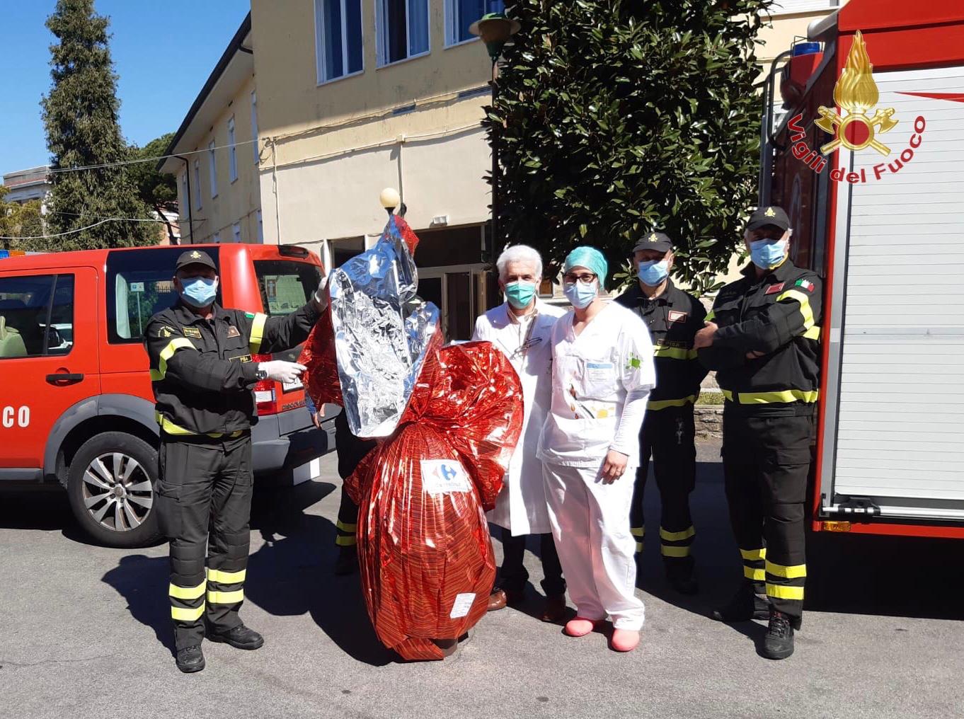 Il grande cuore di Carrefour per i bambini ricoverati in ospedale a Pisa: un uovo di Pasqua di 9 kg, consegnato dai Vigili del Fuoco