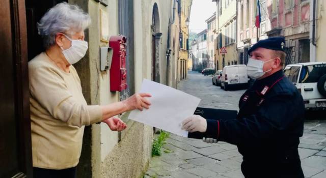 I Carabinieri di Pontremoli recapitano la pensione agli anziani che non possono muoversi da casa