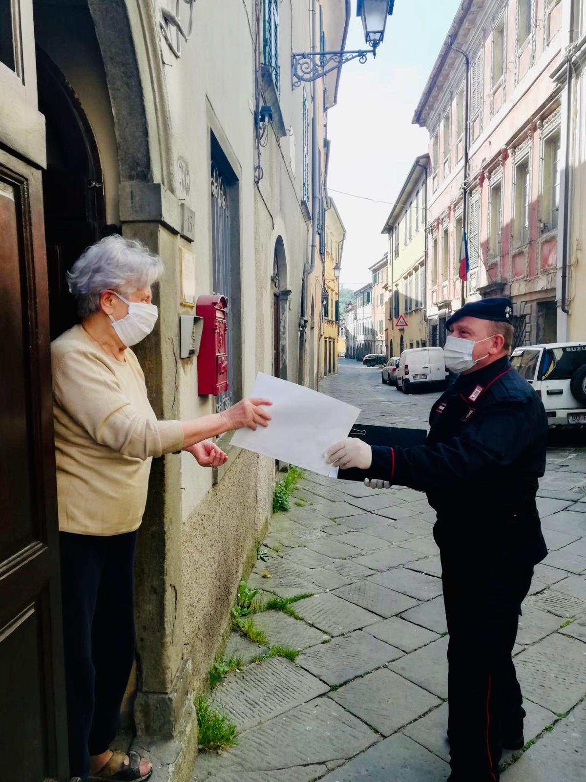 I Carabinieri di Pontremoli recapitano la pensione agli anziani che non possono muoversi da casa