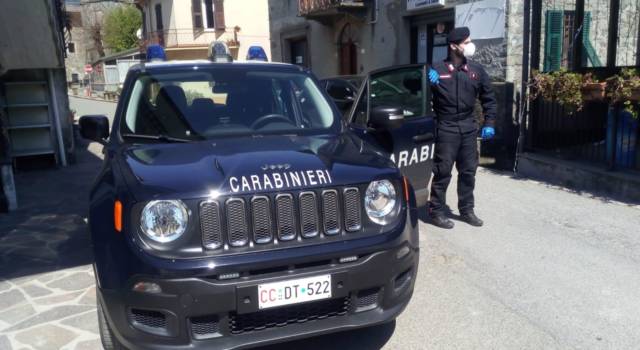 I Carabinieri consegnano le masherine agli anziani che vivono in località isolate