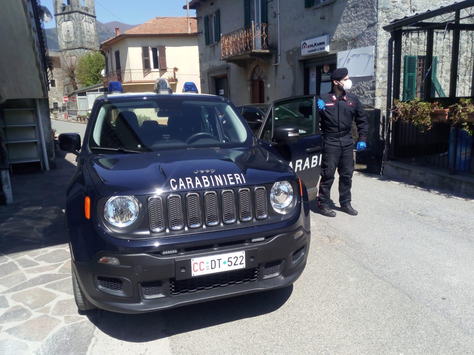 I Carabinieri consegnano le masherine agli anziani che vivono in località isolate