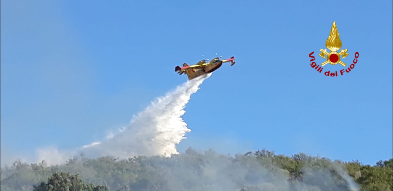 A fuoco la macchia mediterranea nel grossetano