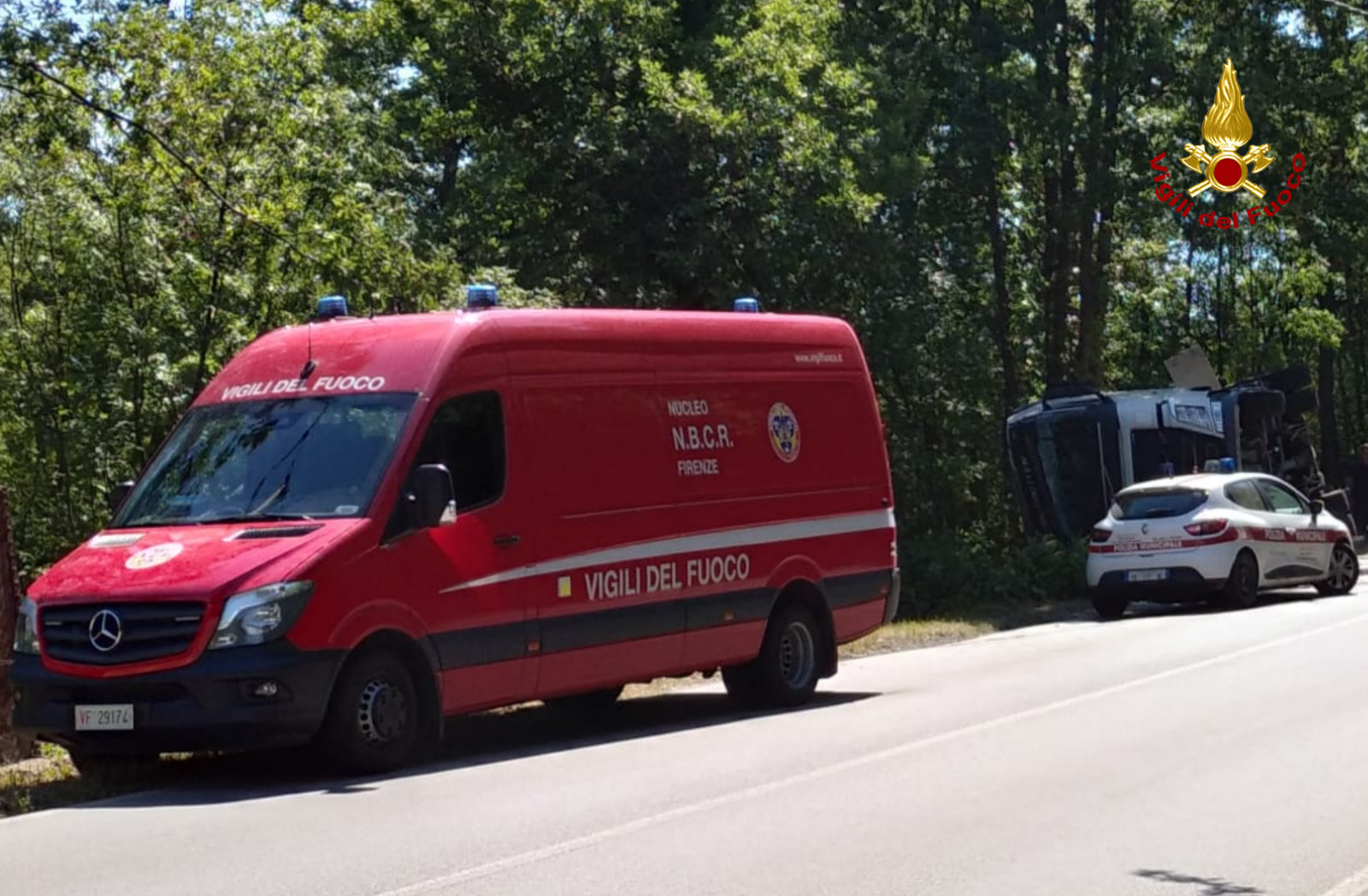 Cisterna ribaltata, i Vigili del Fuoco sul posto per le operazioni di travaso