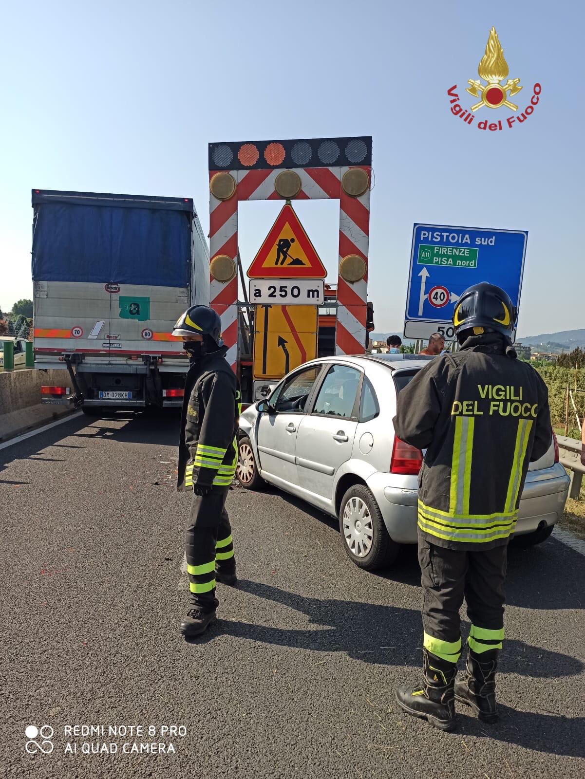 Auto tampona mezzo addetto alla manutenzione in superstrada