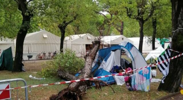 Pioppo su una tenda al camping, morta anche la sorella 14enne