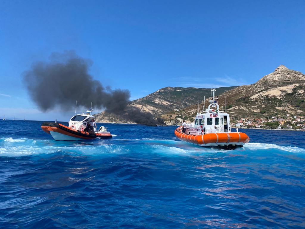 Barca a vela a fuoco al largo dell’Elba
