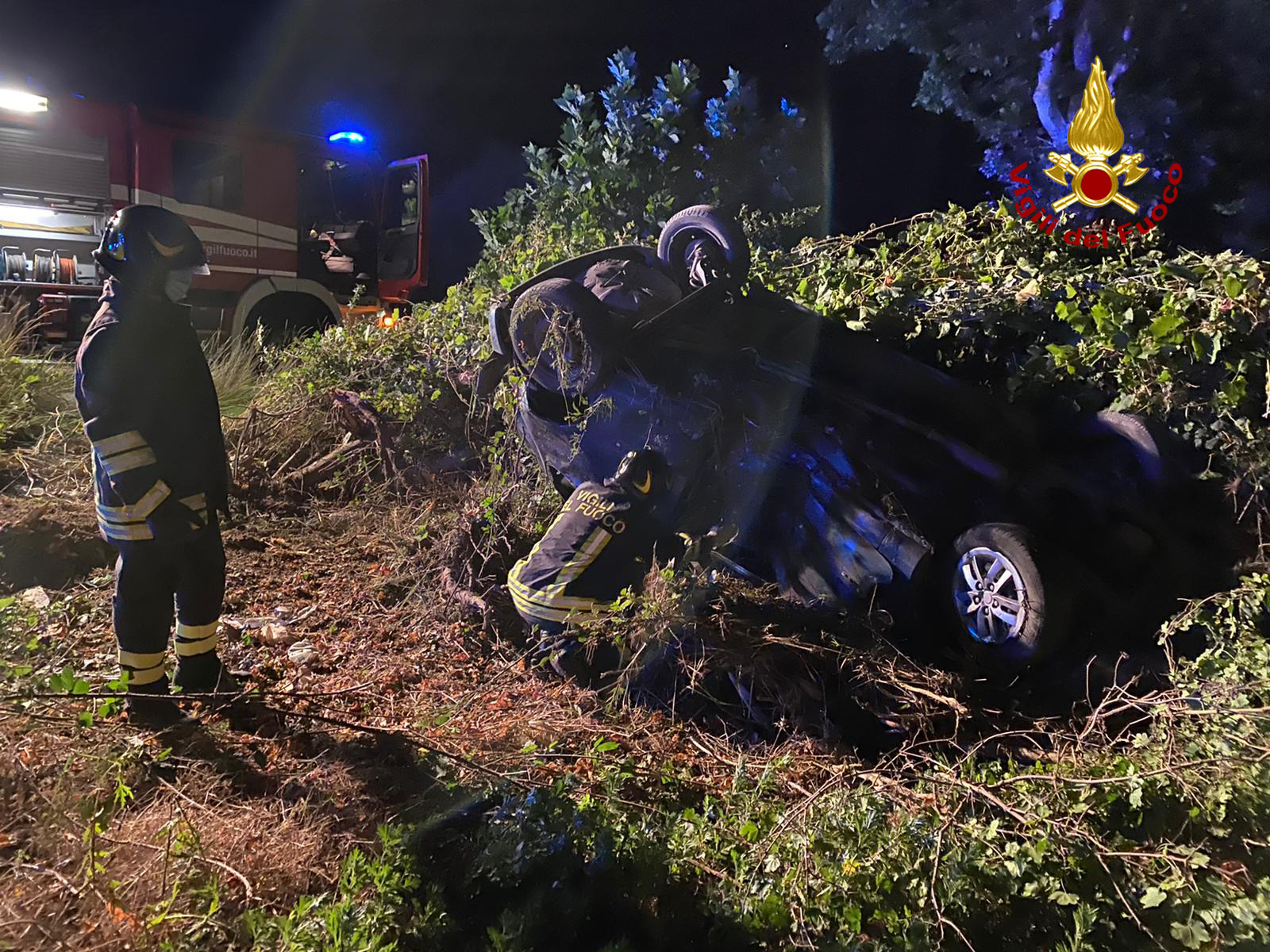 Fuori strada con l’auto, 5 feriti