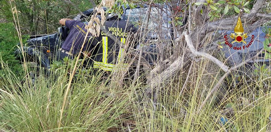 Precipita con l’auto nel torrente: muore sul colpo dopo il volo di 70 metri