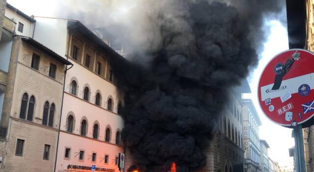 Firenze: moto in fiamme in centro