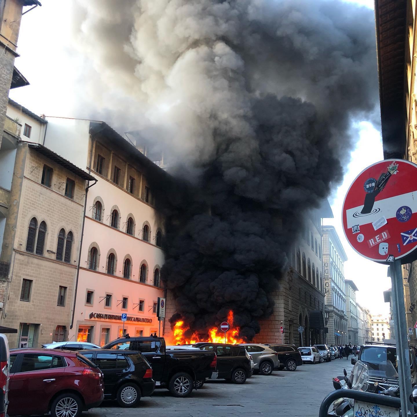 Firenze: baby piromani per gioco dietro l’incendio in centro di ieri