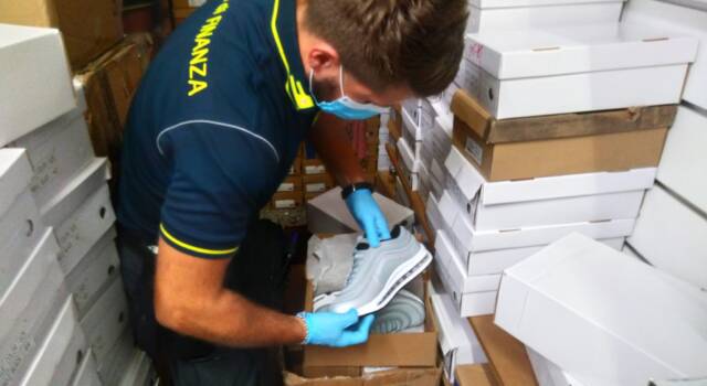 &#8220;Un affare a prezzo stracciato&#8221;, la GdF di Pisa sequestra 900 calzature contraffatte
