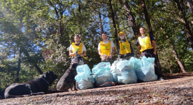 Chianti: Puliamo il bosco. Decine di sacchi pieni di vetro e plastica. I volontari ambientali fanno ‘piazza pulita’ di rifiuti abbandonati