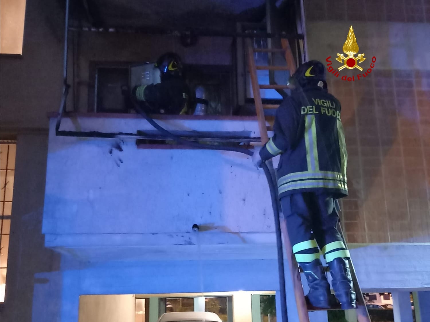 In fiamme l’asciugatrice sul terrazzo: l’elettrodomestico era vicino al contatore del gas