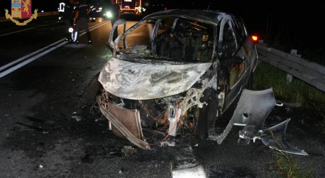 Scontro in A12, un&#8217;auto prende fuoco: morto un 26enne