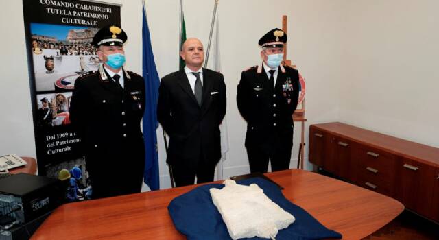 Preziosa stele in marmo restituita dai Carabinieri di Firenze all&#8217;ambasciatore della Turchia