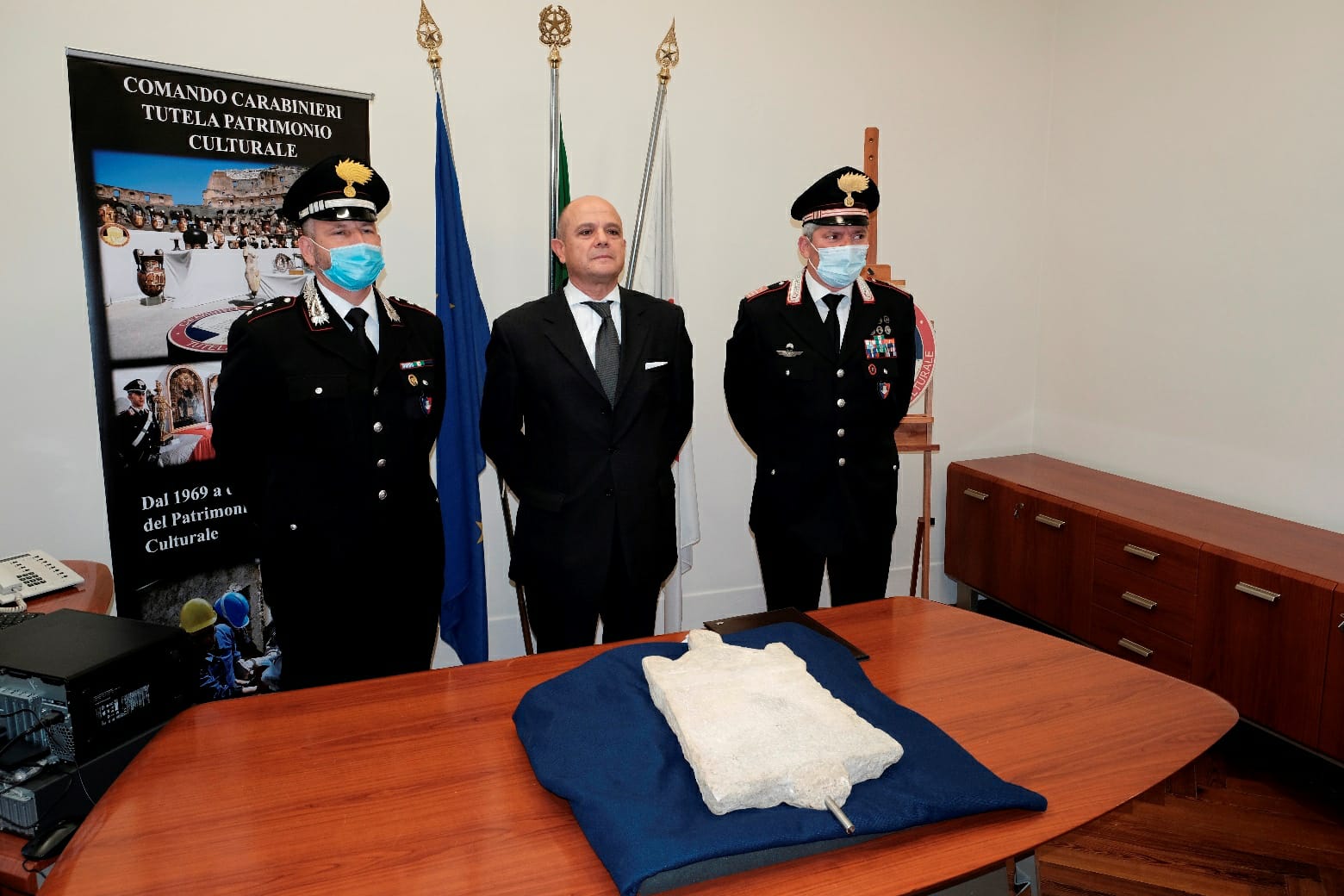 Preziosa stele in marmo restituita dai Carabinieri di Firenze all’ambasciatore della Turchia