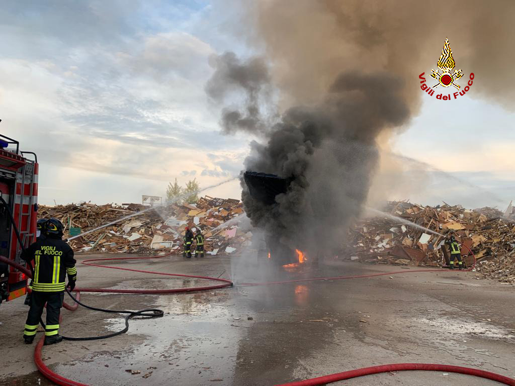 Fiamme in una ditta di recupero e riciclo di legno