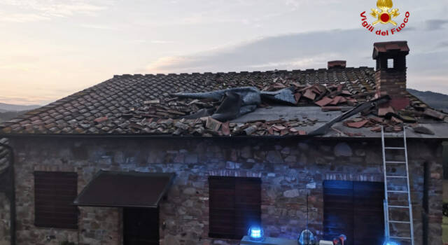 Vento forte, un gazebo in ferro finisce sul tetto di una casa