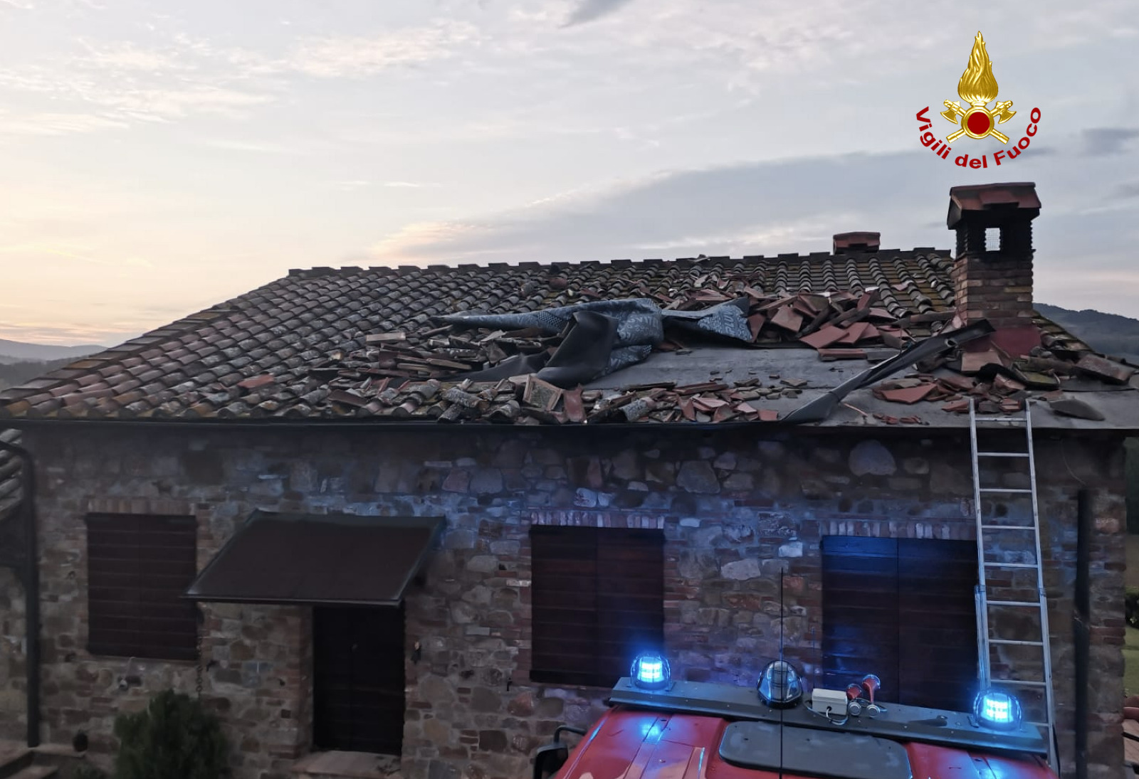 Vento forte, un gazebo in ferro finisce sul tetto di una casa