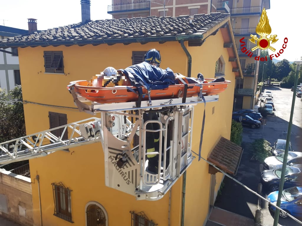 Cade in casa, soccorsa dai vigili del fuoco con l’autoscala