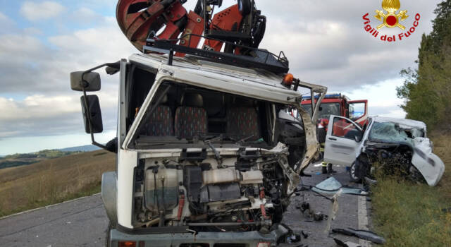 Frontale nel senese tra camion e furgone: 2 feriti