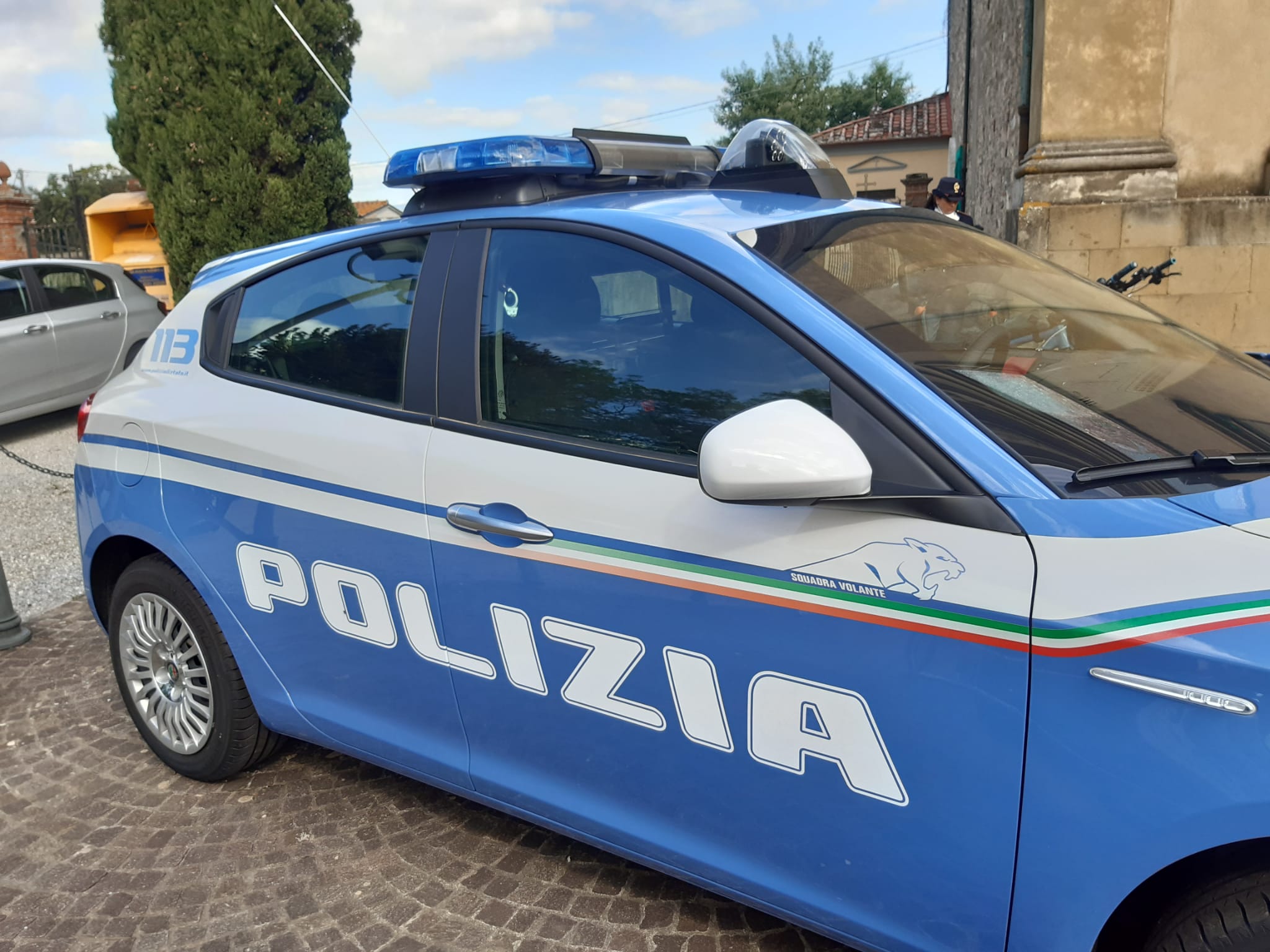 Lite nel negozio di telefonia a Pisa, interviene la polizia