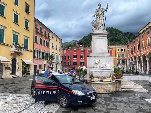 Droga e degrado tra i palazzi del centro storico di Carrara: arrestata donna che spacciava dai domiciliari