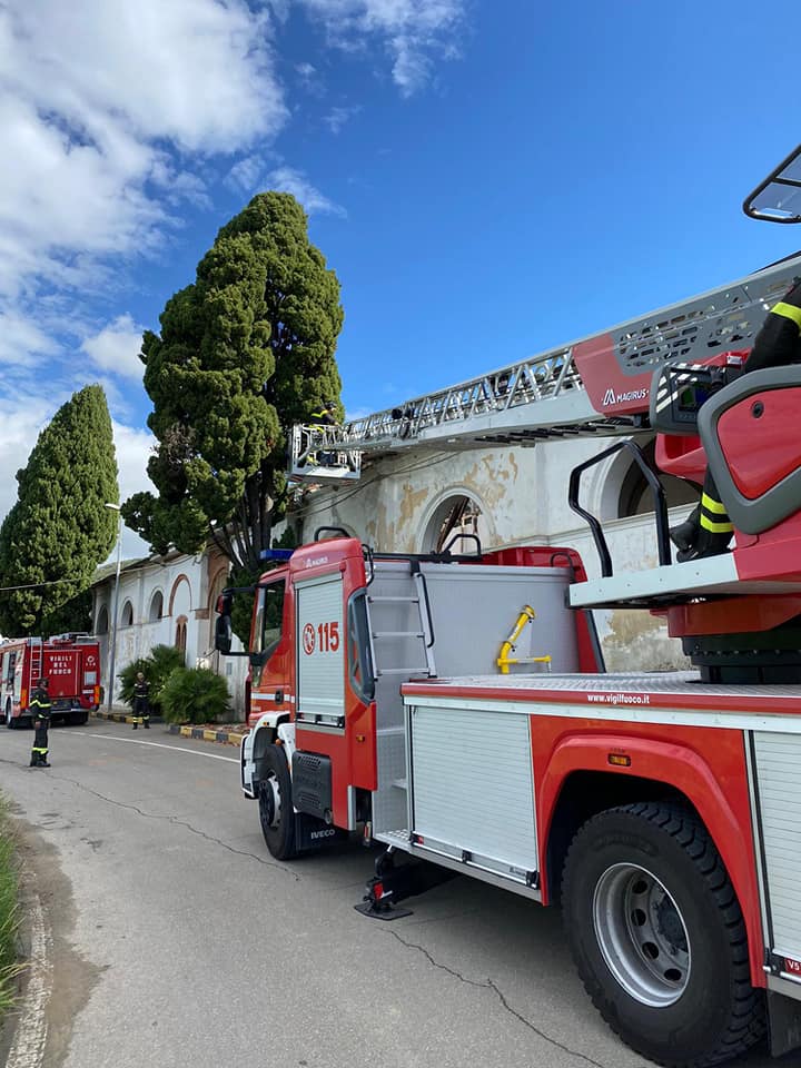 Maltempo, crolla parte del tetto del cimitero di Vecchiano