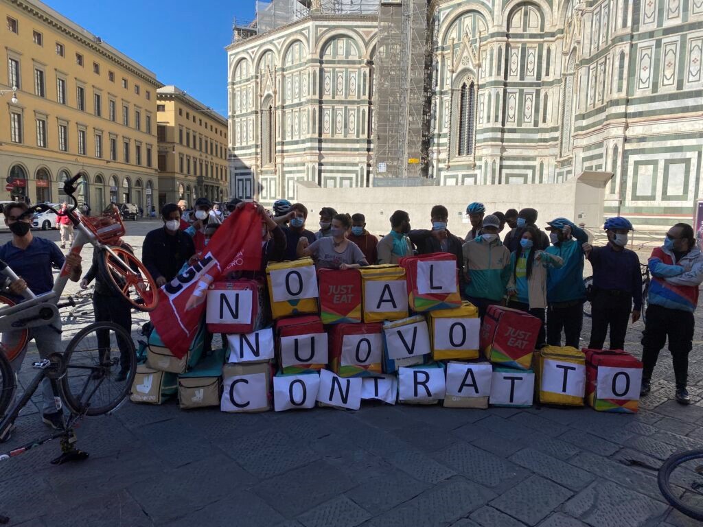 Riders, stamani biciclettata e presidio a Firenze in piazza Duomo con Nidil Cgil contro il contratto AssoDelivery-Ugl