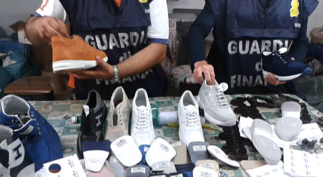 Calzature contraffatte in un negozio in centro a Pisa: la GdF sequestra 400 pezzi