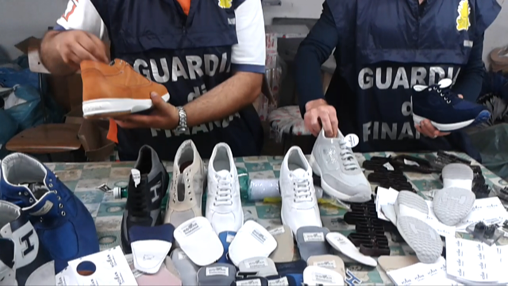 Calzature contraffatte in un negozio in centro a Pisa: la GdF sequestra 400 pezzi