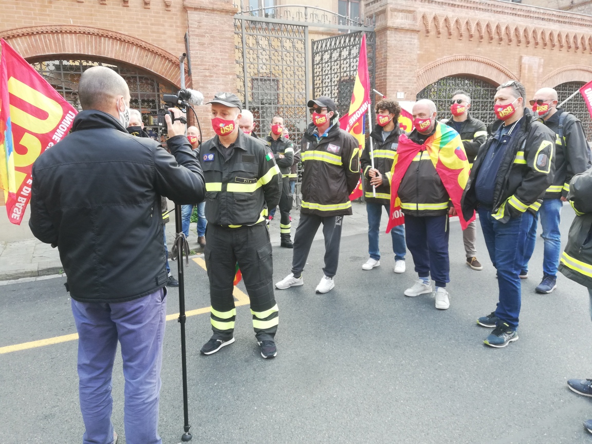 Manifestazione dei Vigili del fuoco sotto la Prefettura di Pisa