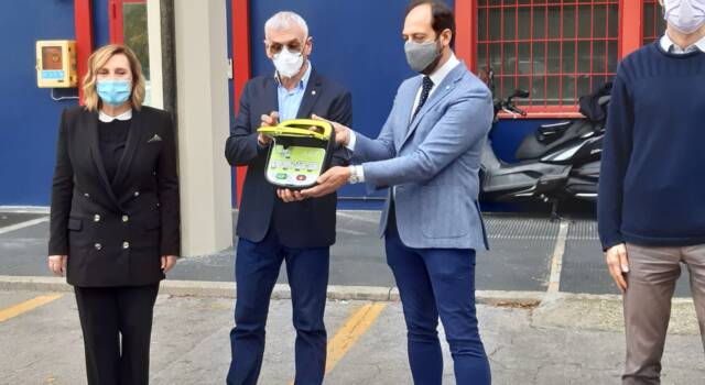 Prato, donato un defibrillatore alla Polizia Municipale