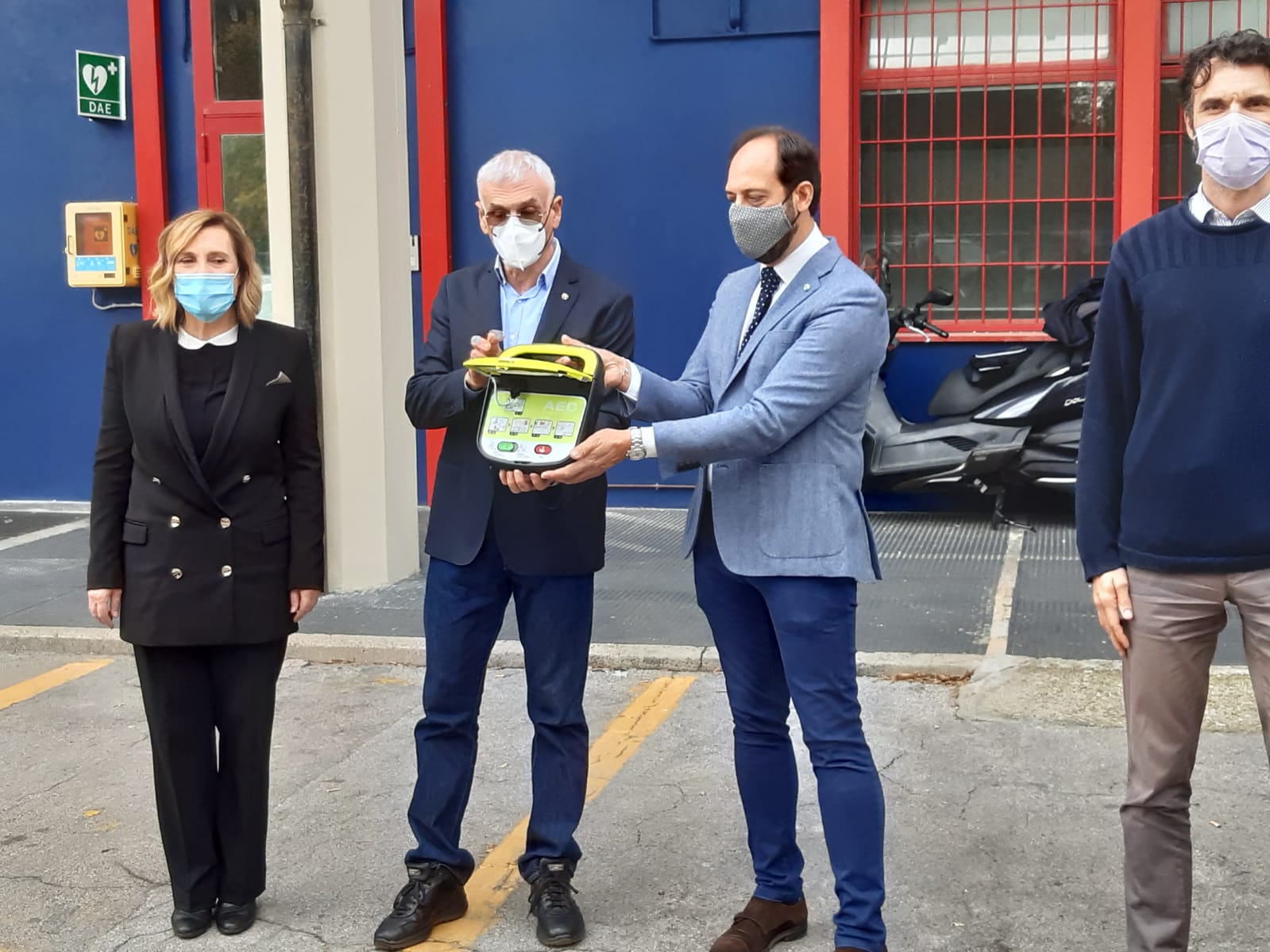 Prato, donato un defibrillatore alla Polizia Municipale