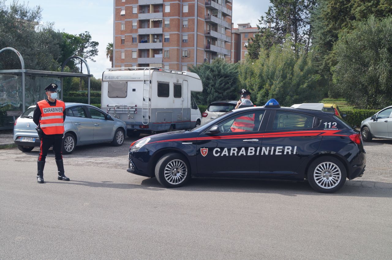 Spaccia in pieno centro, 26enne arrestato