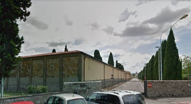 Carabinieri in congedo all&#8217;ingresso dei cimiteri per far rispettare le misure anti Covid