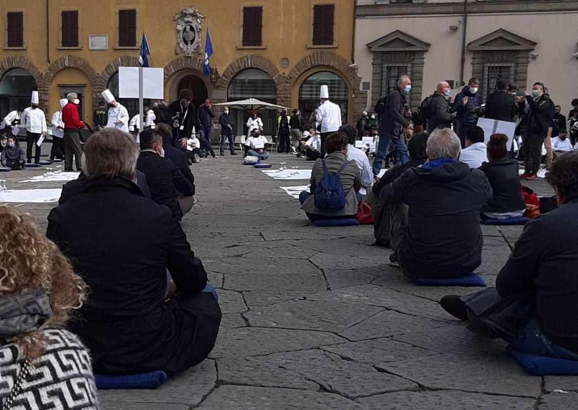 Firenze apparecchia sulla pietra serena delle sue piazze. Protesta di chef e camerieri in attesa della marcia dei ristoratori