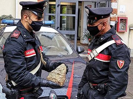 Aggredì carabiniere con un masso: arrestato 19enne a Carrara